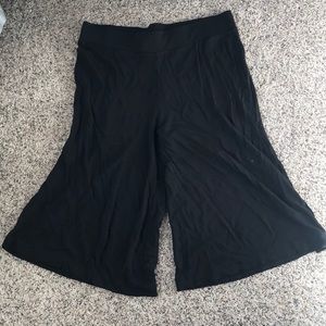 Black slinky gauchos
